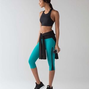 Lululemon Smooth Stride Crop (17" )
Viridian Green / Black - Size 6